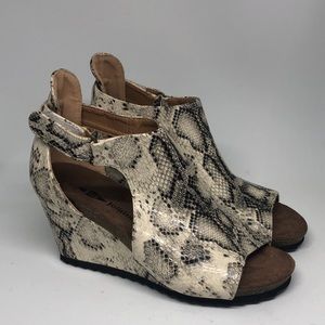 Never worn! Wedge sandle!